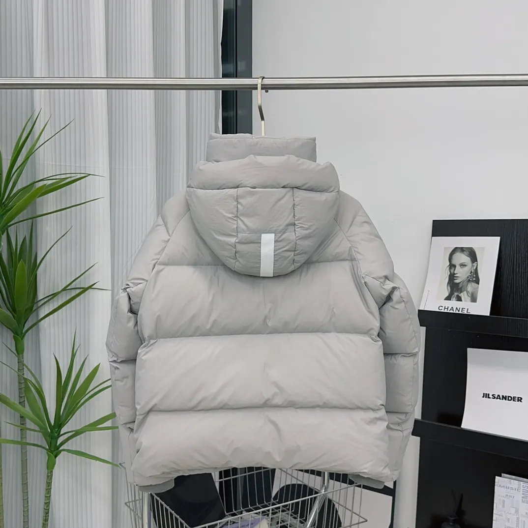 P760 [Moonlight Lime] Style number: Y109 𝘾𝘼𝙉𝘼𝘿𝘼 𝙂𝙊𝙊𝙎𝙀/Canada Goose 2602LB1 Capsule Series Macaron Parka Size: XS S M Down: National standard 80% white duck down, light weight and strong warmth retention. Fabric: Made of soft EnduraLuxe fabric imported from DuPont, CORDURA, USA, which enhances the durability of easy-to-wear parts, is lightweight and durable; the liner is made of 400T anti-velvet gallbladder, which is comfortable, soft and non-velvet.